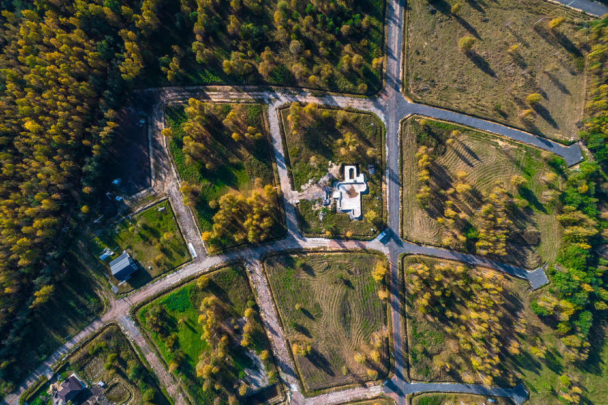 В поселках с высокой степенью готовности будет меньше строительного шума и грязи. Но в новых поселках у вас есть больше свободы в плане размещения дома на участке. 