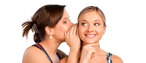 Черные точки (медицинское название – открытые комедоны) – это пробки в порах кожи, которые состоят из омертвевших эпителиальных клеток, кожного сала (себума) и загрязнений. Верхушка этой пробки выступает снаружи поры, окисляется при контакте с воздухом и окрашивается в темный цвет, который на контрасте со светлой кожей кажется черным. Отсюда и название – черные точки. Они являются частым «спутником» жирной, проблемной кожи. При неправильном уходе за лицом комедоны могут возникнуть на коже любого типа.