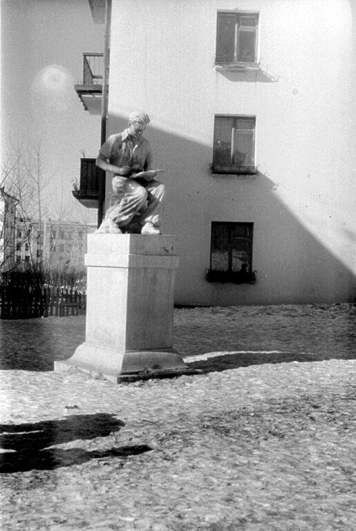 "МАЛЬЧИК ЧИТАЕТ, И ТЫ ЧИТАЙ!- ГОВОРИЛА БАБУШКА... ФОТО ИЗ ДОМАШНЕГО АРХИВА... А СЕГОДНЯ ЭТОТ ПАМЯТНИК НЕ СУЩЕСТВУЕТ...