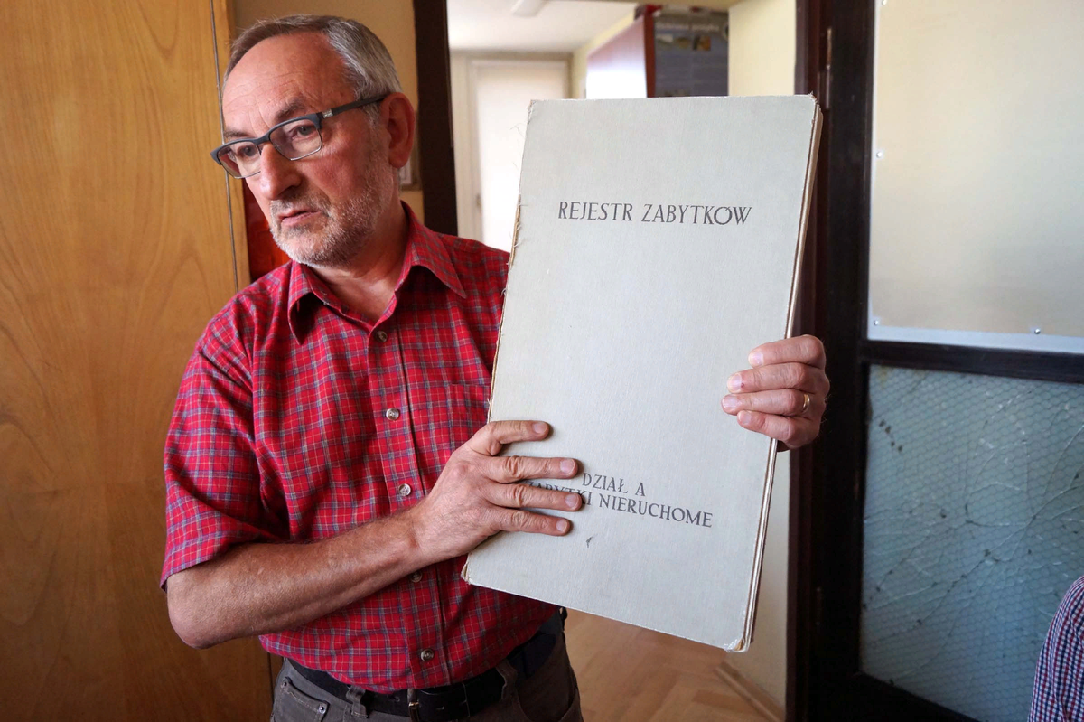 глава отдела памятников археологии Опольского Воеводства (Польша) Кшиштоф Спыхала с реестром памятников в подконтрольном воеводстве.
Источник: starcheolog.livejournal.com