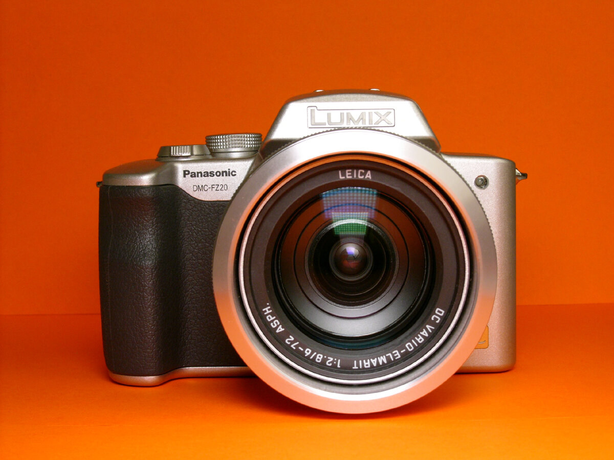 Panasonic FZ20 из моей коллекции. Фотография выполнена на ретрокамеру Leica Digilux 2. Внутрикамерный JPEG без постобработки.