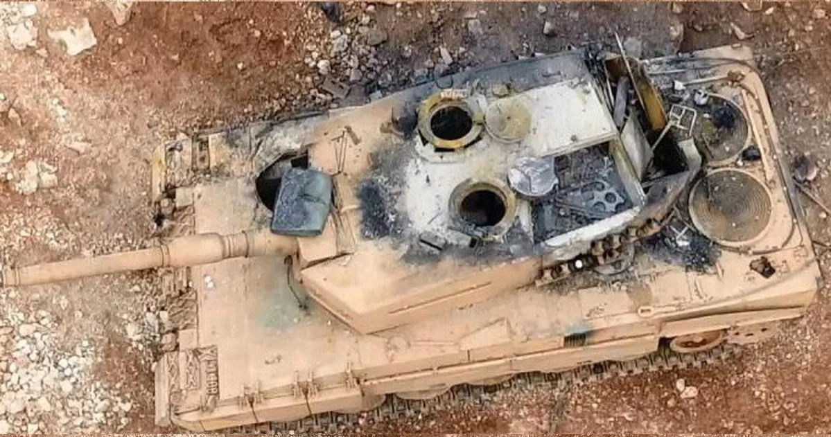 Леопард 2а6 подбитый. Вышибные панели т-90м. M1 Abrams вышибные панели. Танк Абрамс вышибные панели. Самое большое пробитие