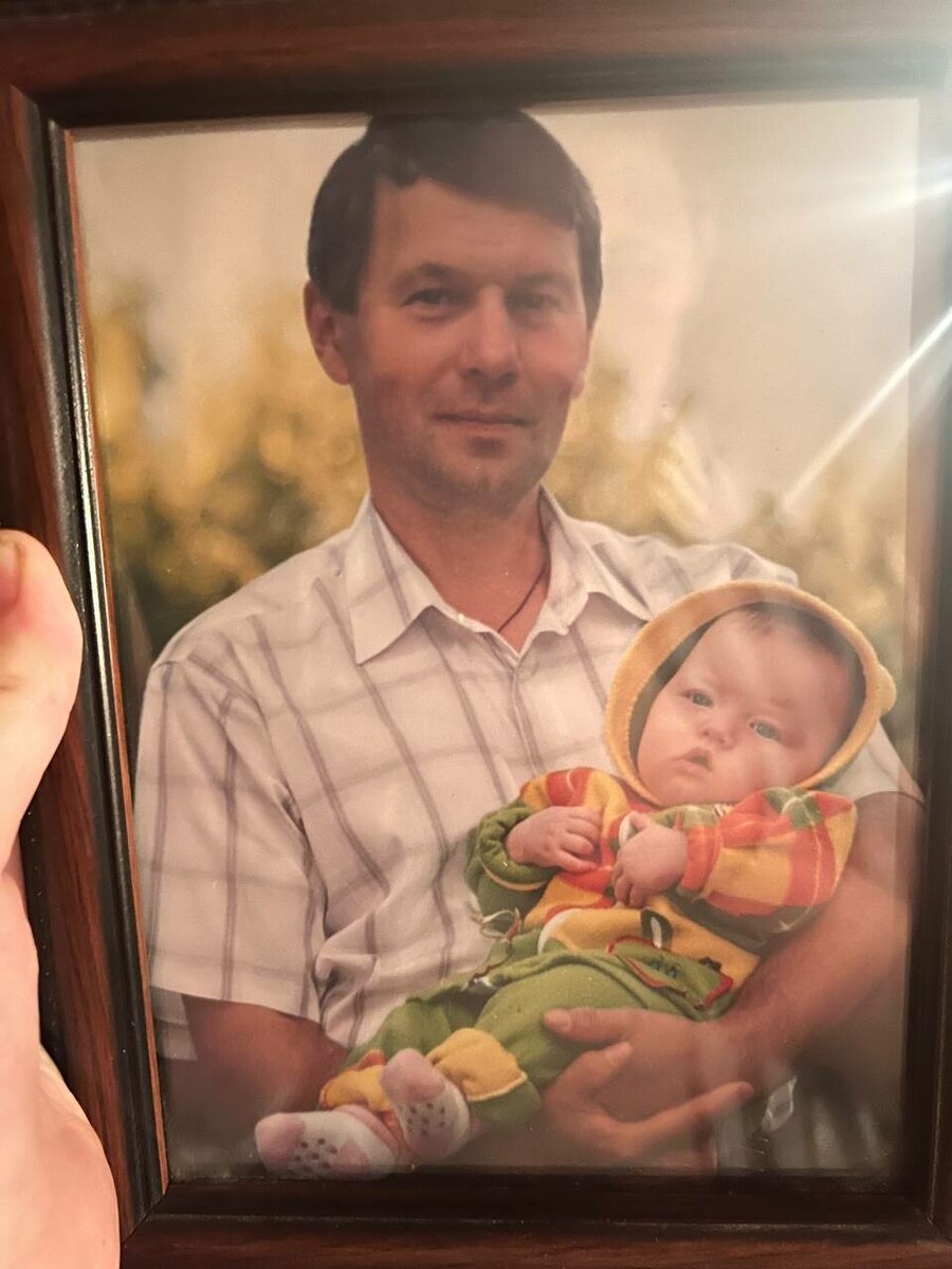 мой первый муж  и Женечка у него на руках 