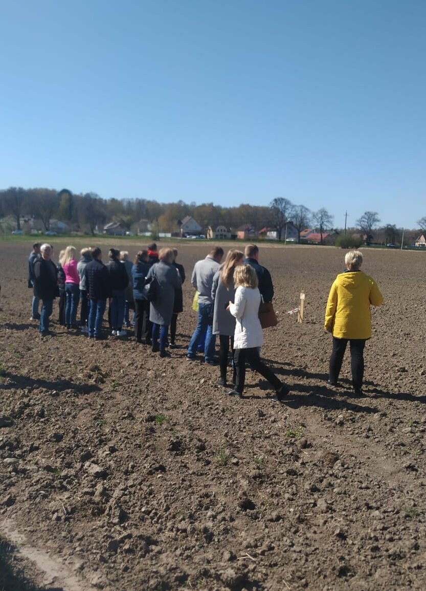 Сотрудники АВТОТОРа на  земельном участке