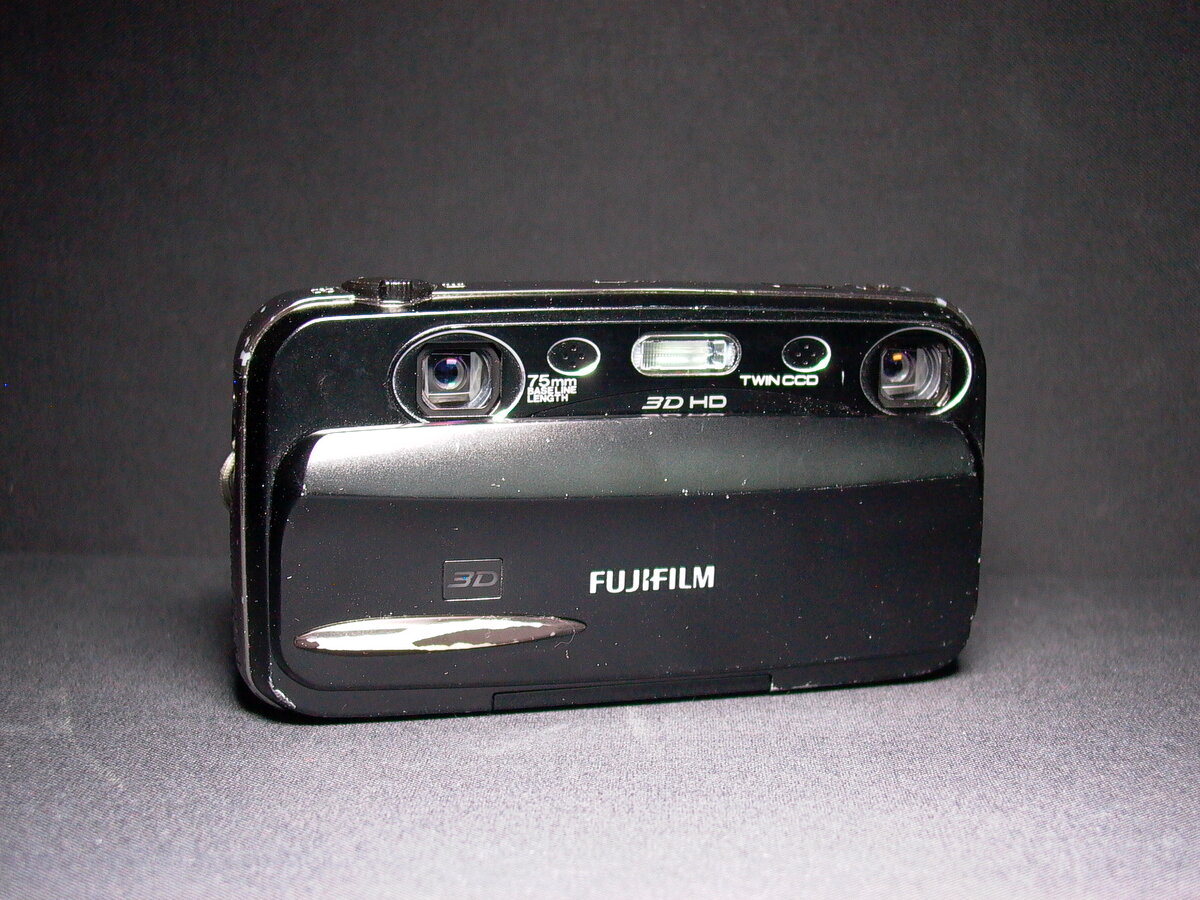 Fujifilm Real 3D W3 оснащена целыми двумя перископическими объективами.