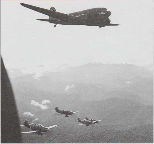 Количество Р-39 в Европе и Африке было незначительным, в то время как на тихоокеанском театре военных действий Airacobra и Р-40 доминировали до 1944 года. Эти Р-39 сопровождают бомбардировщики С-47 в небе над Новой Гвинеей.