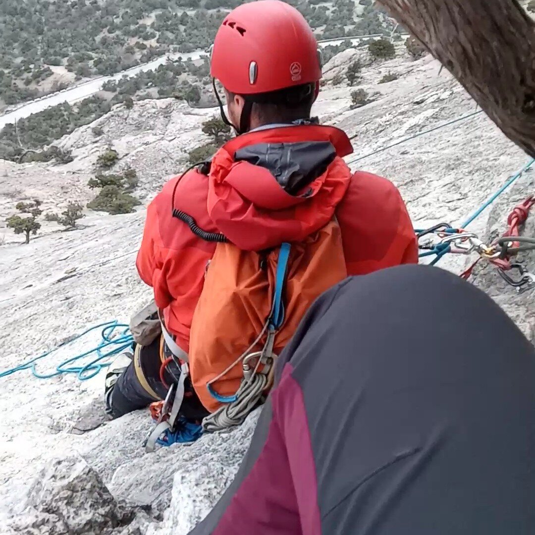 С позы калечной лягушки позади от инструктора. Повторять только с профи)) 