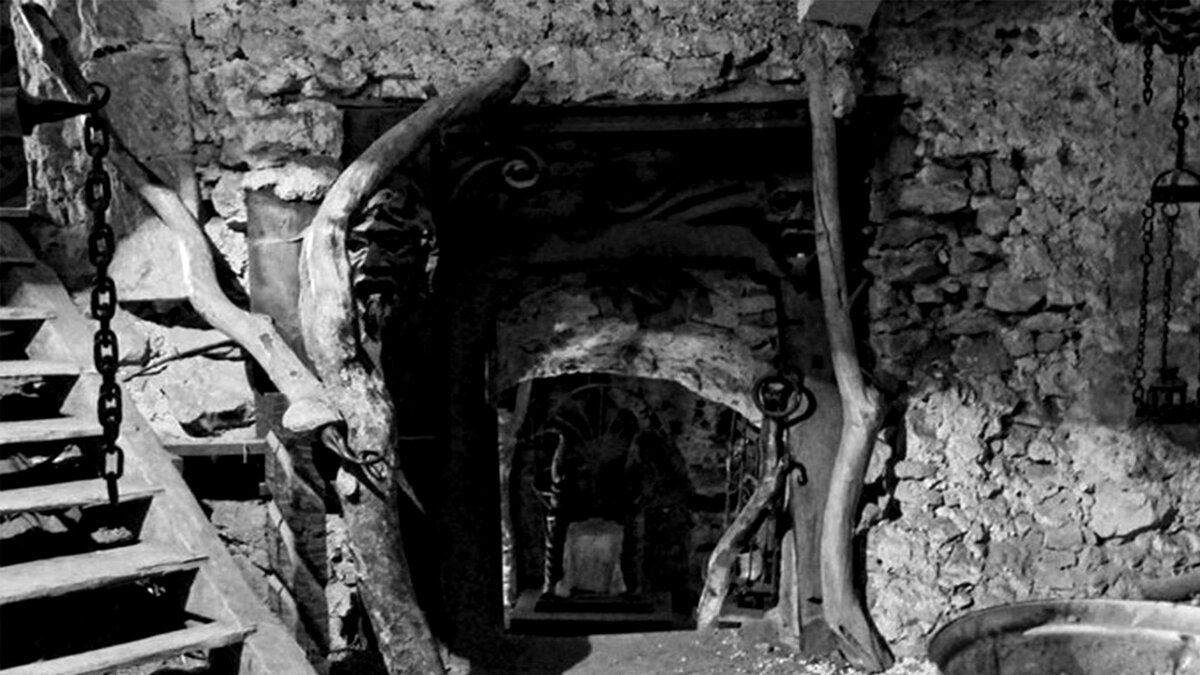 Гоуска, внутри замка