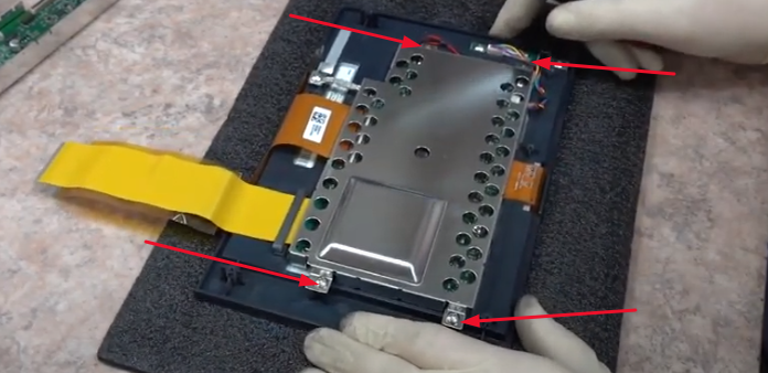 Отключаем два шлейфа и два штекера с проводами