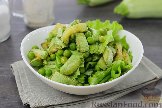 Салат с ветчиной, горошком и яйцами