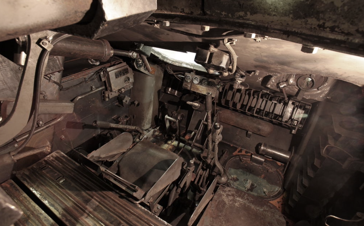 Салон танка т72 механика. Кабина механика танка т 80. Танк т-34-85 изнутри. Т-34 внутри танка. Место механика водителя т-34.