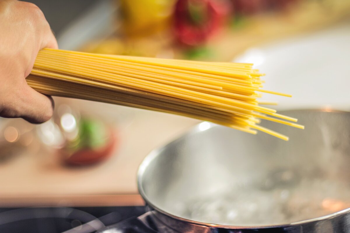 Как и сколько варить макароны, чтобы они не слиплись и были вкусными?
