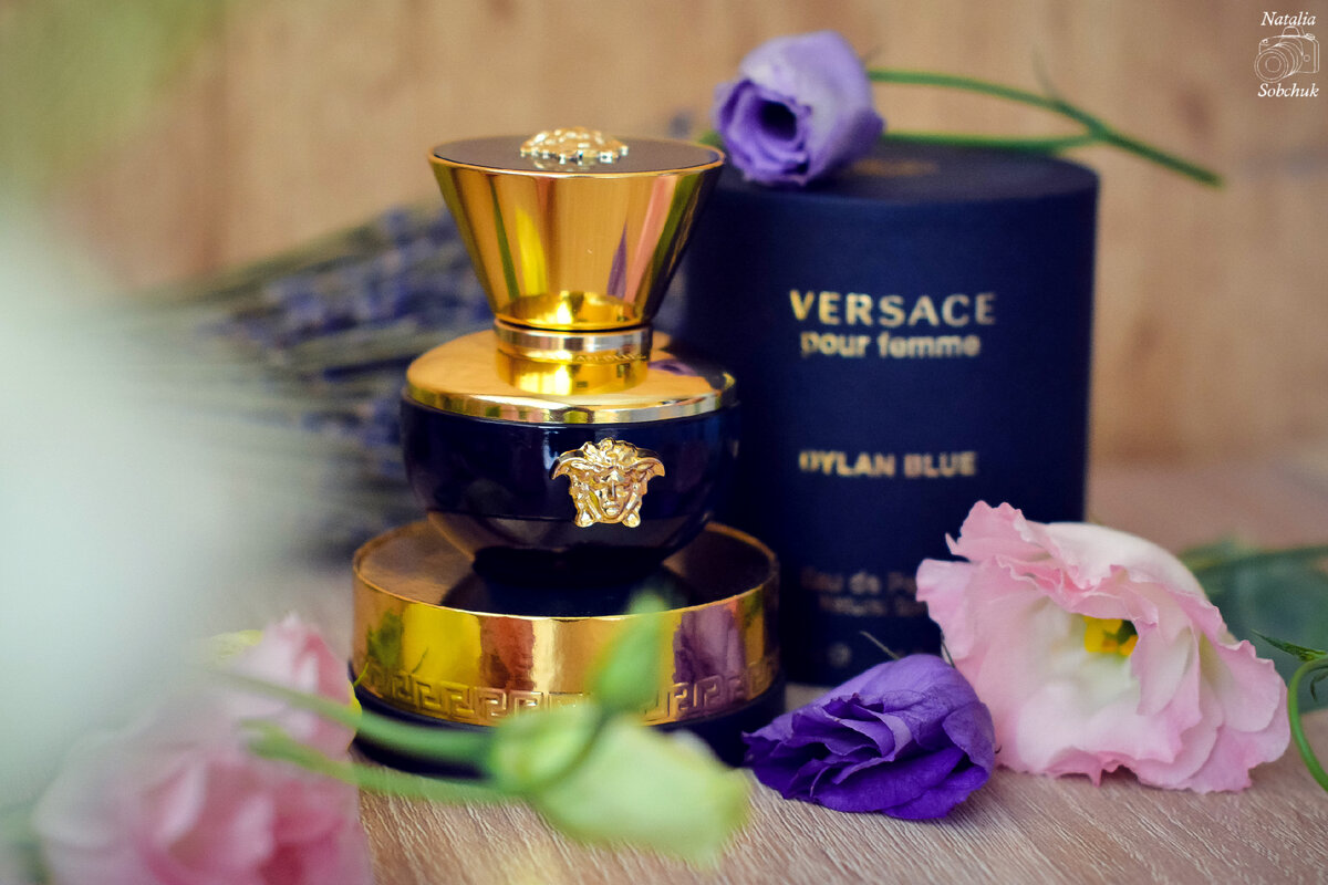 Versace dylan blue pour. Versace Dylan Blue pour femme 100 ml. Духи Versace Dylan Blue. Versace pour femme Dylan Purple. Versace Dylan Blue Парфюм. Вода женская.