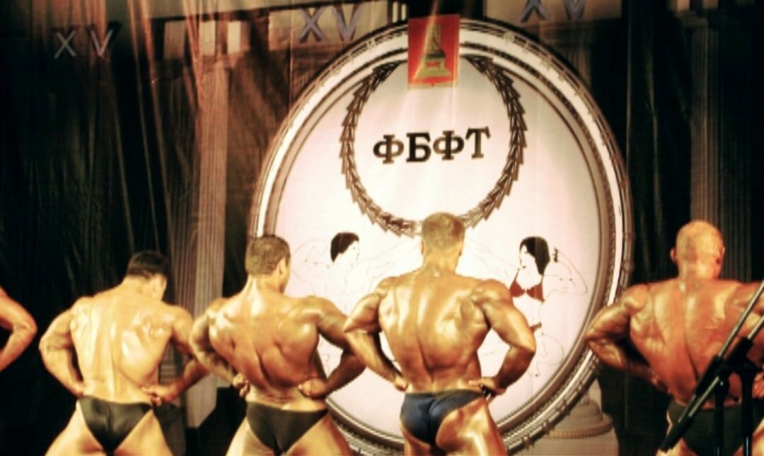 На фото - широчайшая сзади однозначно сильных  людей))) 2012 год, чемпионат по бодибилдингу Твери и Тверской области 

