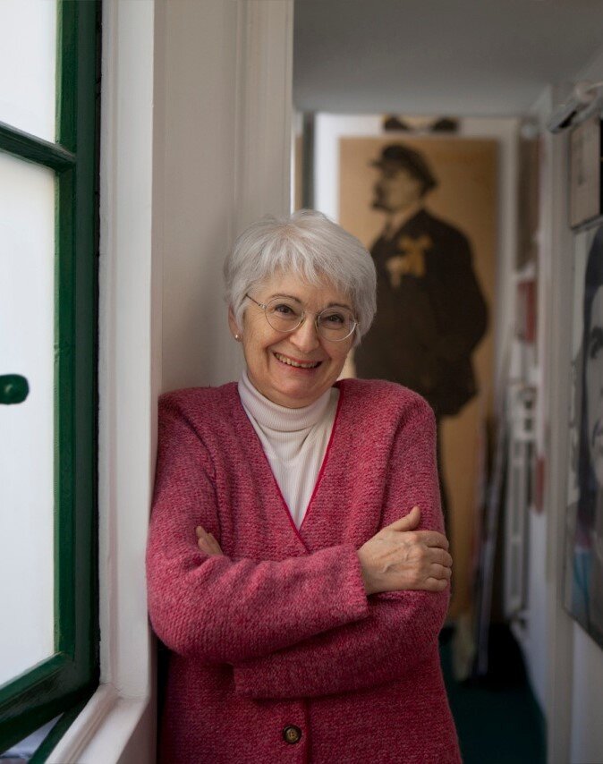 По-моему, очень символично, что синьора Бьянка сфотографирована на фоне того, кто "жил и будет жить".