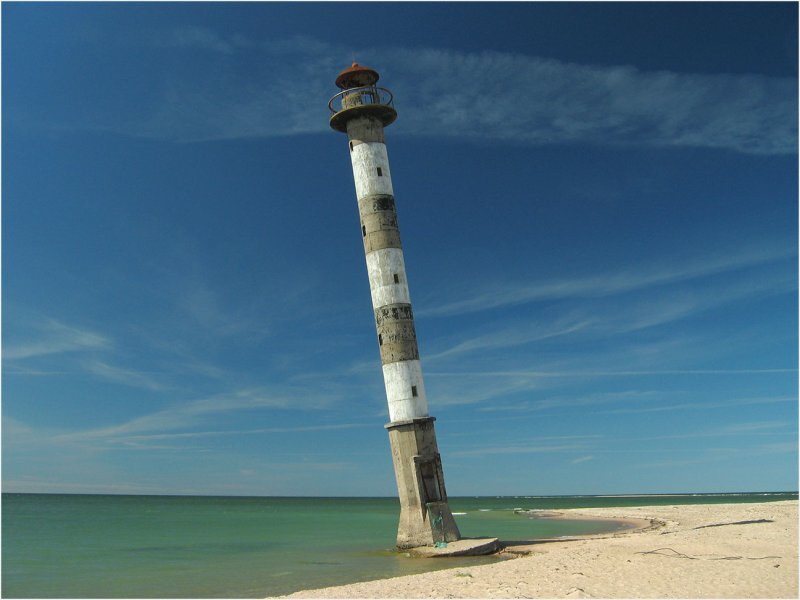 Падающий маяк Кийпсааре в Эстонии/ © ru.esosedi.org