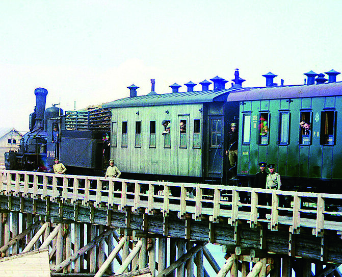 Свои поездки С. М. Прокудин-Горский совершал в пульмановском вагоне, оборудованном по указаниям фотографа (станция Бородино); на специально приспособленном для работы пароходе (Онежское озеро. Место спасательной станции. Устье реки Вытегры) и служебном поезде (железнодорожный мост через реку Шую)