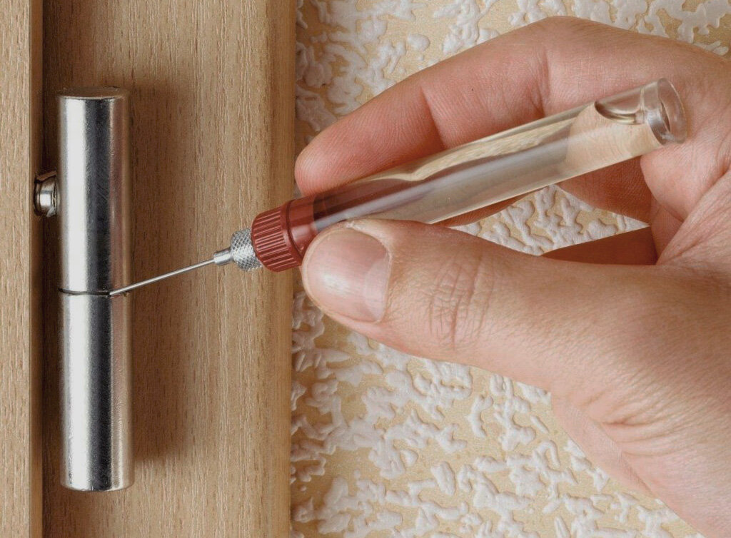 Устранить скрип двери