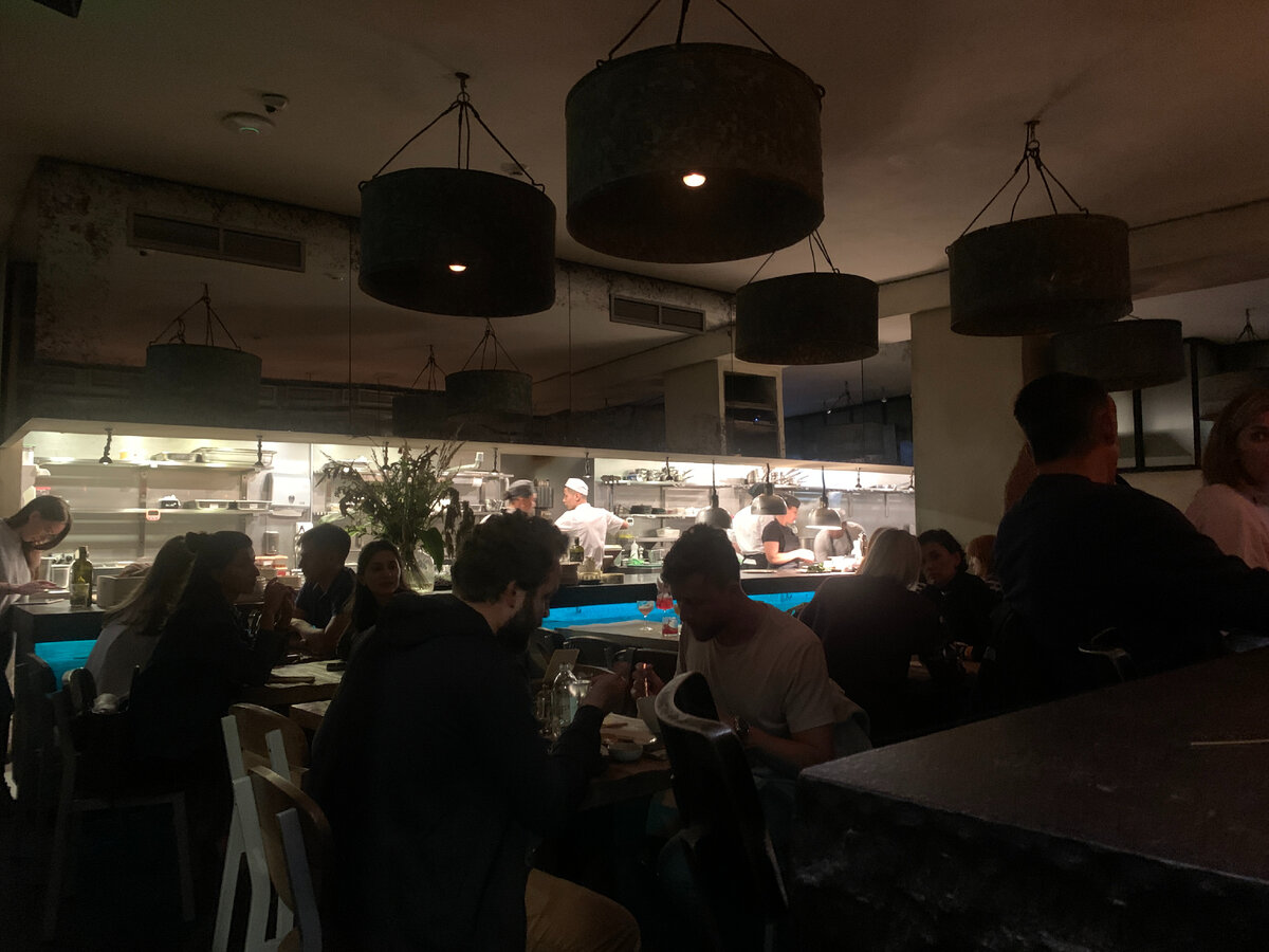 Когда уголок стойки на минуту освободился, удалось снять еще кадр, где видно кухню