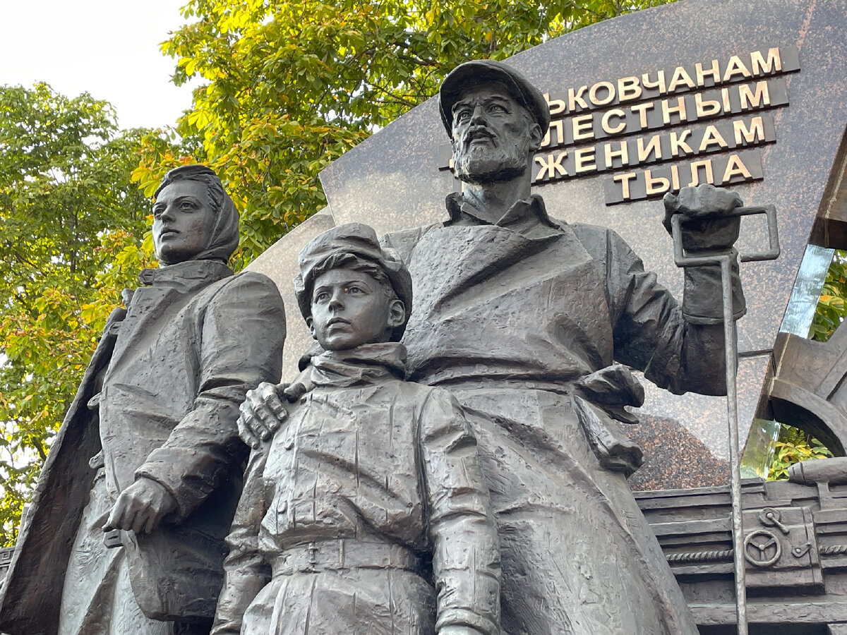 Именно вот такие мальчишки, маленькие и худые, с заострившимися лицами, были частью подвига трудового тыла. 