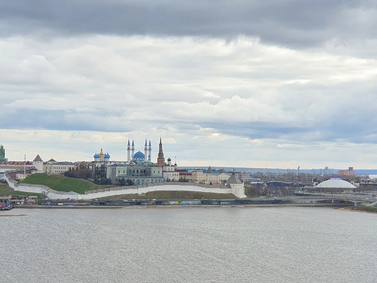 Комплекс Казанского Кремля. Вид с противоположного берега Казанки.