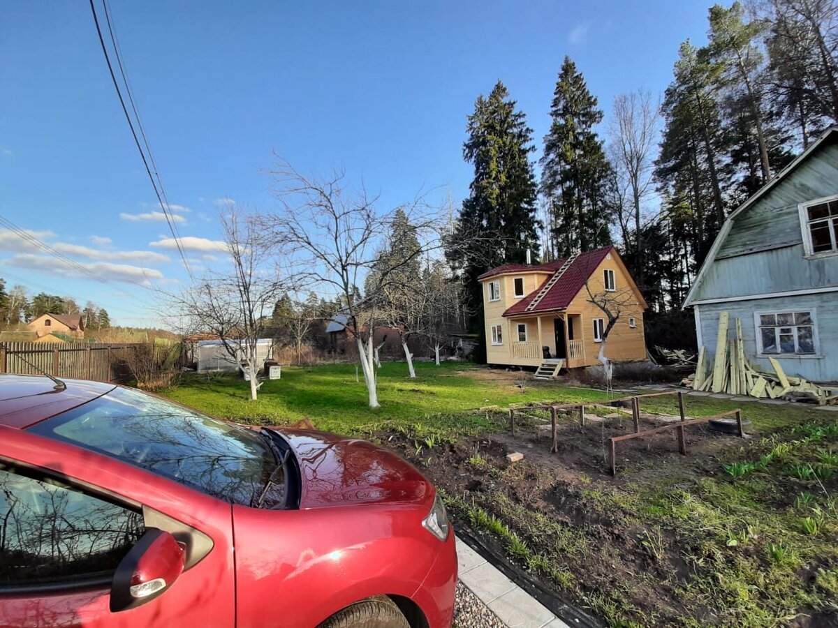 Дом после сдачи строителями ранней весной.