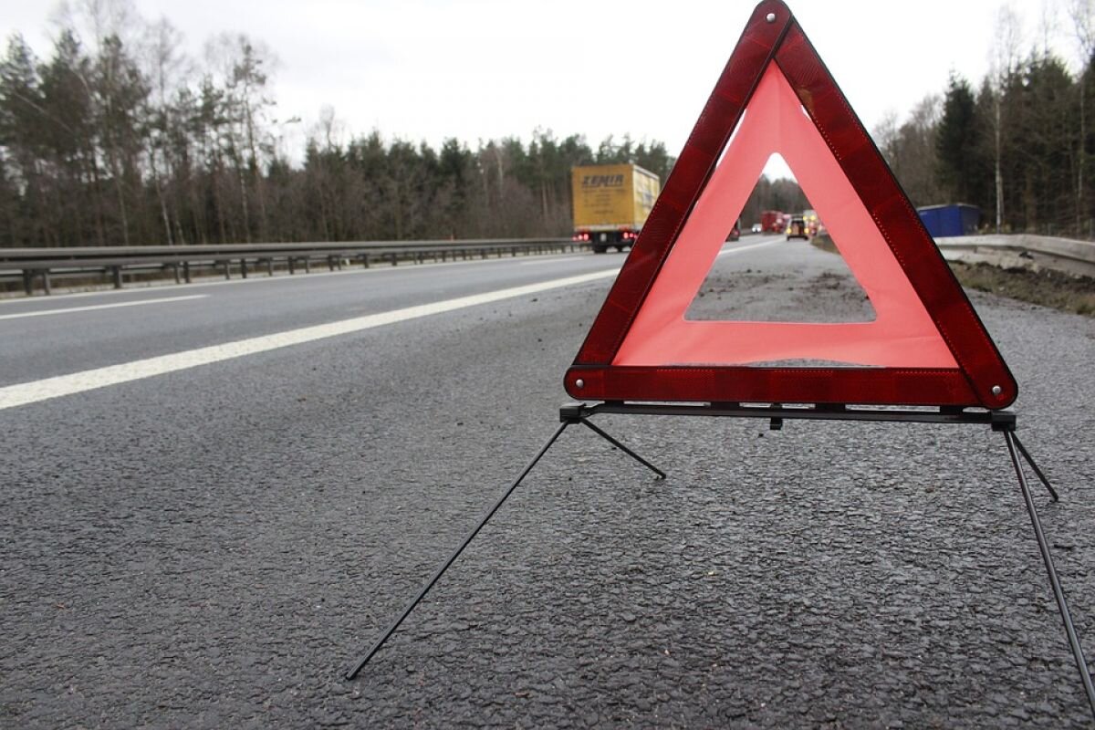    В Казани Mercedes на тротуаре провалился в яму дорожников.