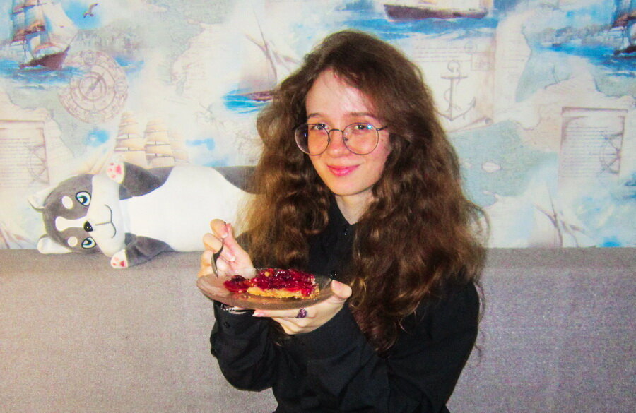 Все фотографии в публикации - авторские. На этом фото - моя дочь с ее любимым пирогом