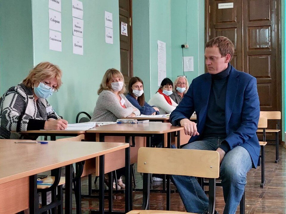     Голосовал Павел Малков на участке, расположенном в школе №7. Фото: пресс-служба правительства Рязанской области.