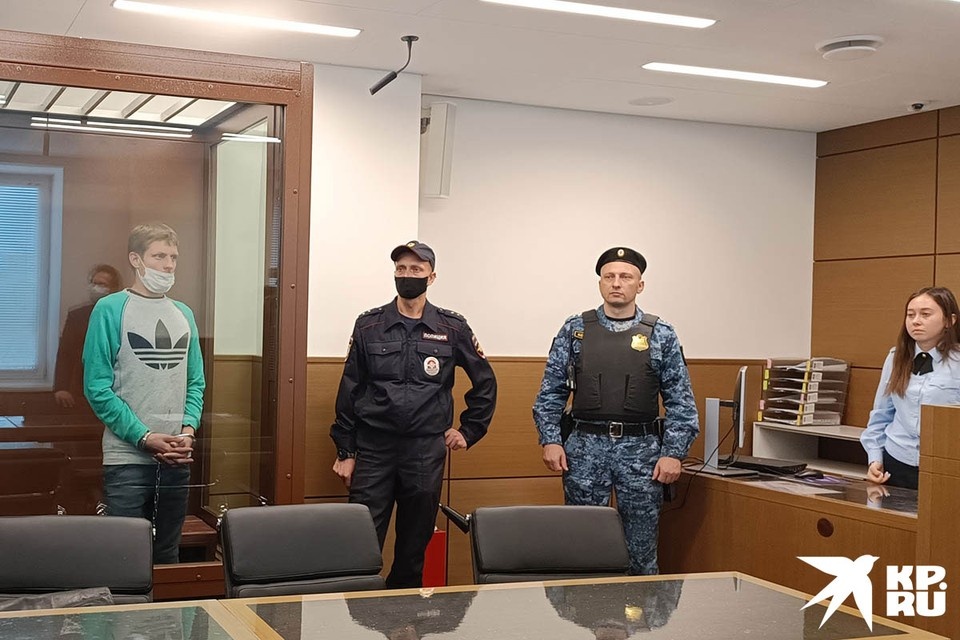     Вчера он стал антигероем своего района: любимую дочку он тряс за ручки и ножки и угрожал сбросить с балкона 13 этажа. Александра БУДАЕВА