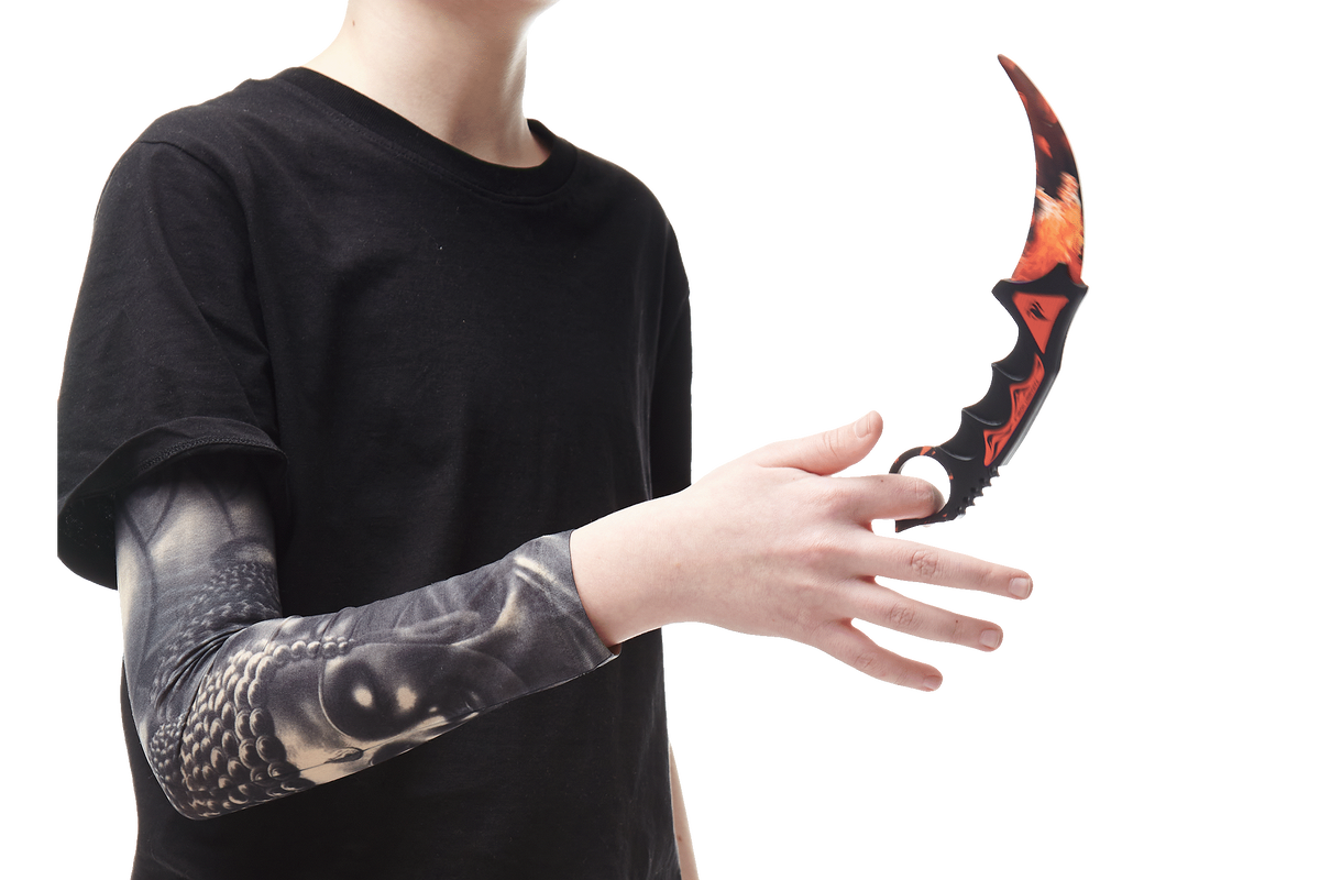 Деревянный керамбит в скине Вой от VozWooden. С таким ножом делать трюки легко и безопасно!