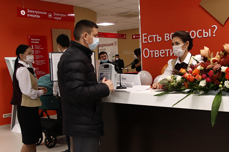    Время ожидания в очереди сократилось с 58 минут в 2021 году до 15 минут, радовалась Музафарова. Как выяснилось, татарстанцы стали воспринимать офисы чуть ли не как справочную Фото: mfc16.tatarstan.ru