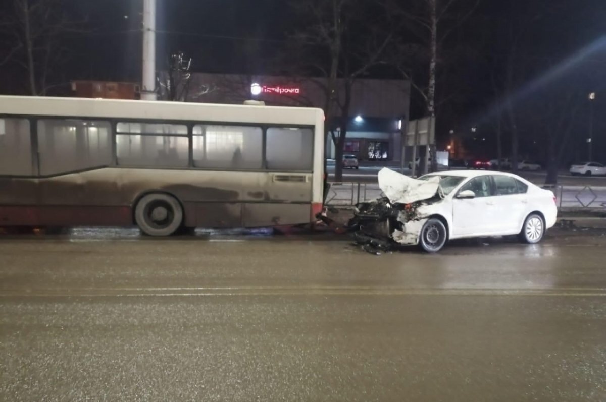    В Липецке иномарка влетела в автобус: пострадал водитель