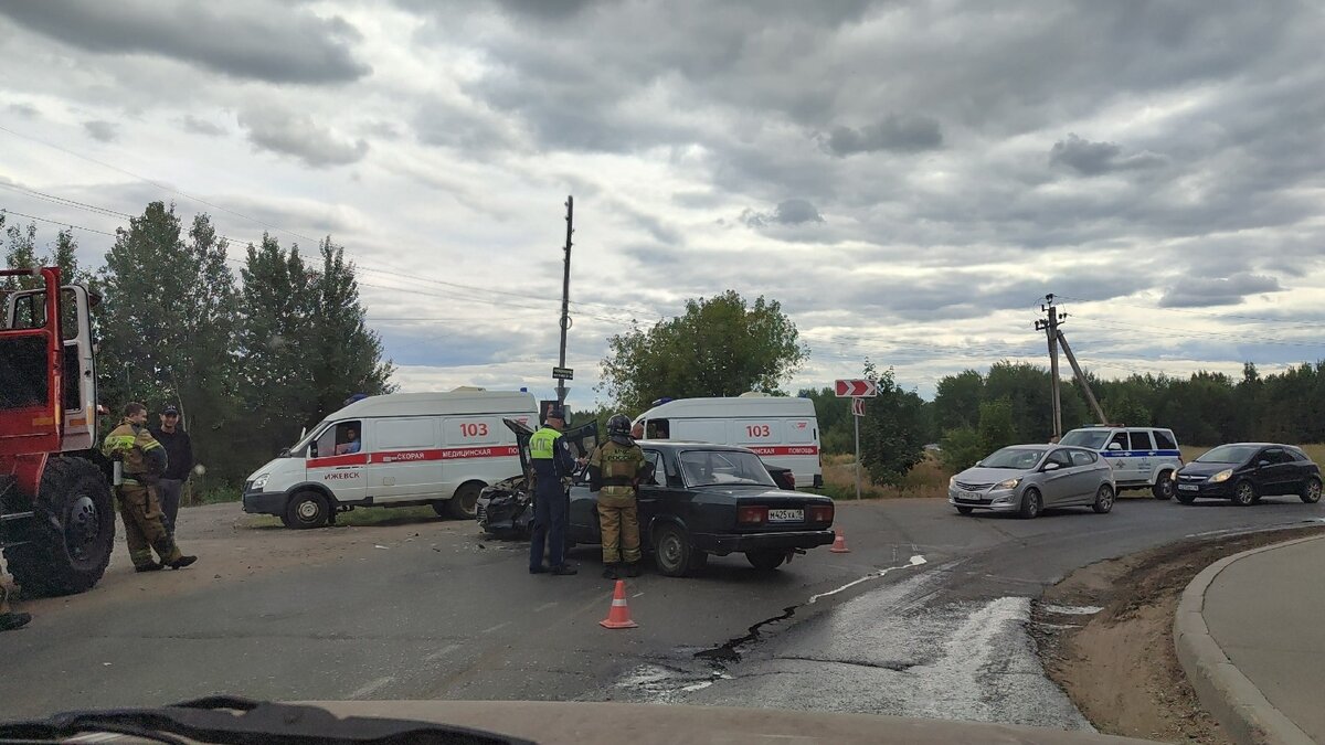     ДТП с участием двух автомобилей произошло на въезде в мкрн «Радужный» в Ижевске. На месте аварии работают служба скорой помощи, полиция и спасатели.