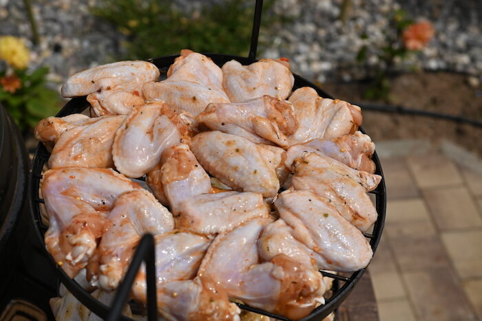 Мы предлагаем вам приготовить крылышки по такому способу в тандыре и тем самым окунуться в мир пряностей и вкусов узбекской кухни