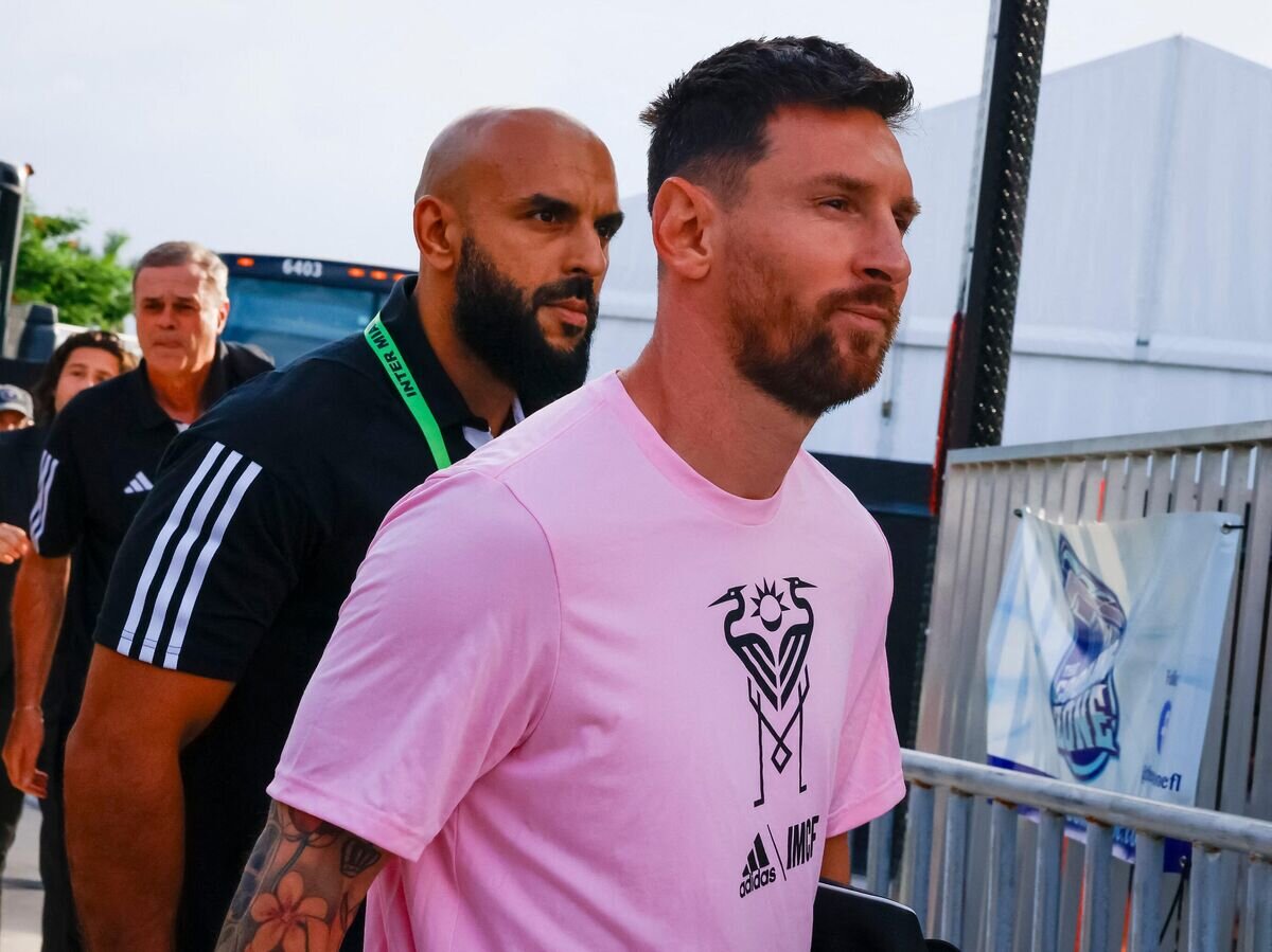    Футболист "Интер Майами" Лионель Месси и его телохранитель Яссин Чуэко© AFP 2023 / EVA MARIE UZCATEGUI