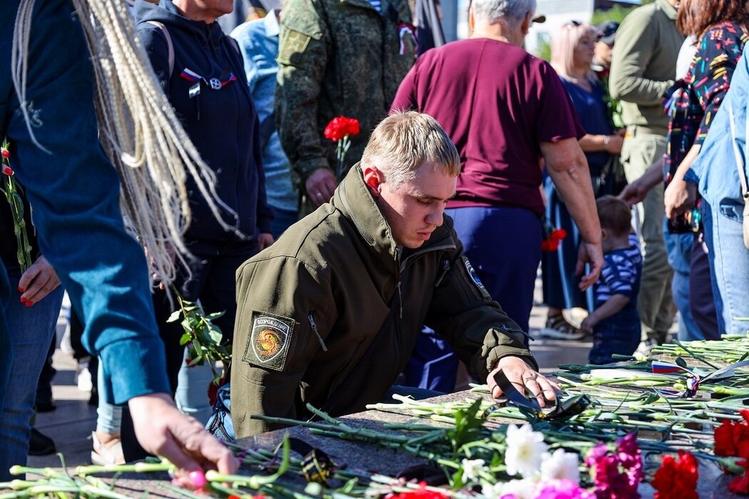 Бойцы почтили память Пригожина и Уткина: флаги "Вагнера" и лица в ...