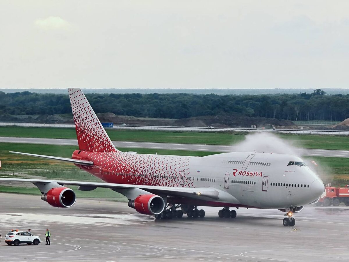 Самый большой пассажирский самолёт в стране прибыл на Сахалин. Двухэтажный Boeing 747-400 выполнит всего 4 рейса: 30 и 31 августа — туда, 31 августа и 1 сентября — обратно.