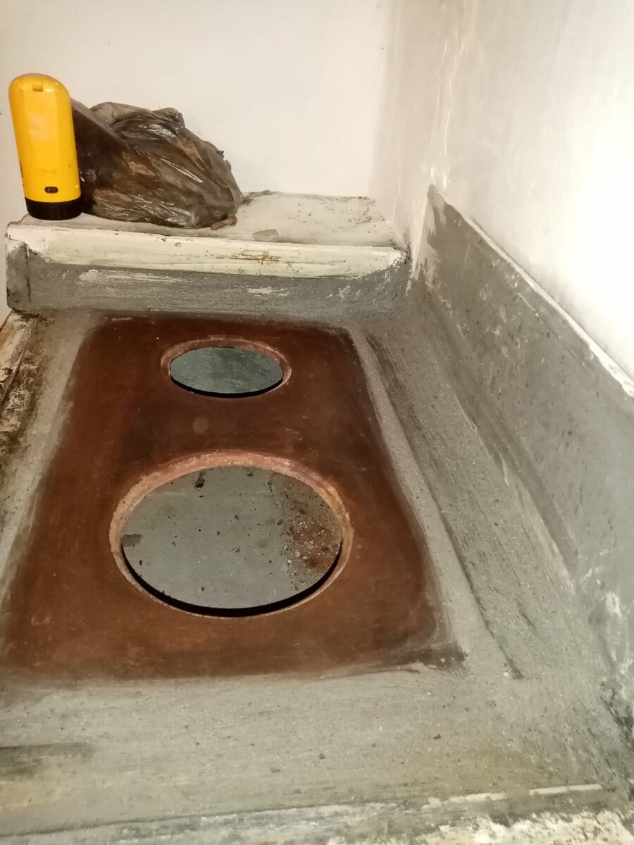 Пока не положила чугунные круги, пусть сохнет, это дно печки видно. 