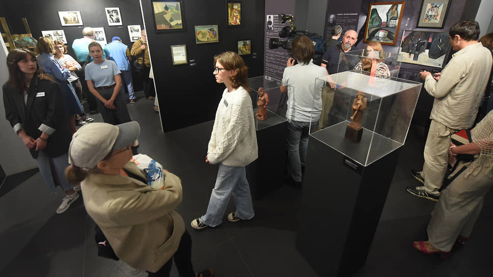 Фото: Александр Коряков / Коммерсантъ📷Выставка не претендует на всеохватность, но важные черты художественной жизни Ленинграда 1960-х портретирует точно