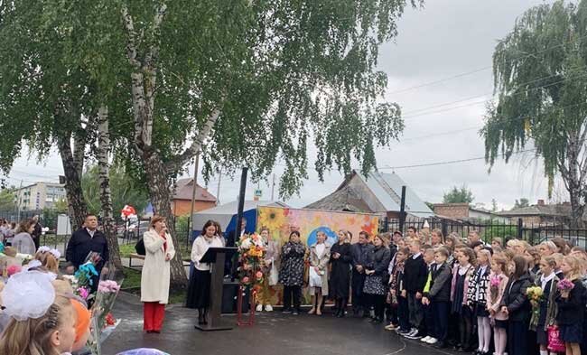 Торжественное открытие нового школьного двора состоялось на линейке, посвящённой Дню знаний