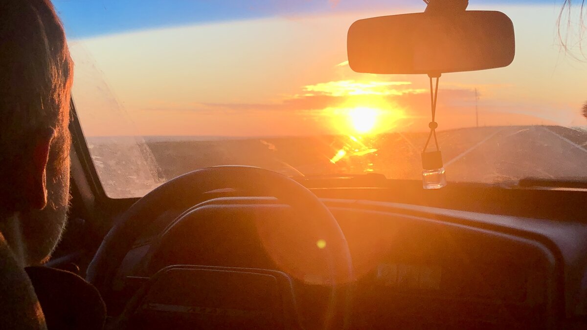 Встречаю рассвет в машине