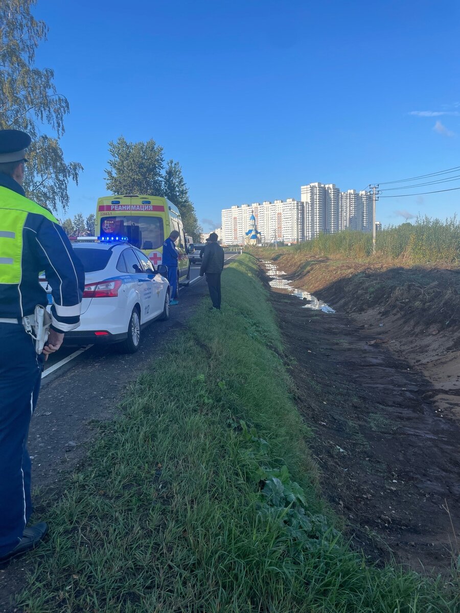 Водитель «Рено» серьезно пострадал, когда его машина вылетела в канаву в  Петербурге | Мегаполис онлайн | Дзен