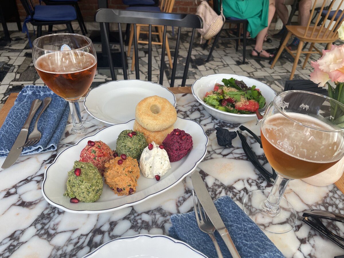 Пхали и грузинский салат в ресторане Veriko. 