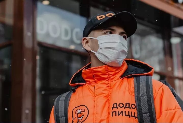 Фото из открытых источников: курьер Додо Пицца