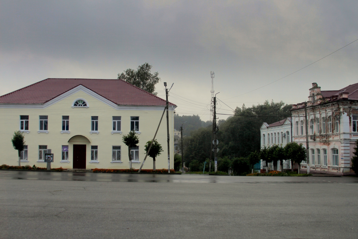Центральная площадь довольно просторна Впереди Духовщинский районный историко-краеведческий музей