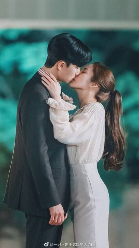 Поцелуй из дорамы "Что случилось с секретарем Ким"