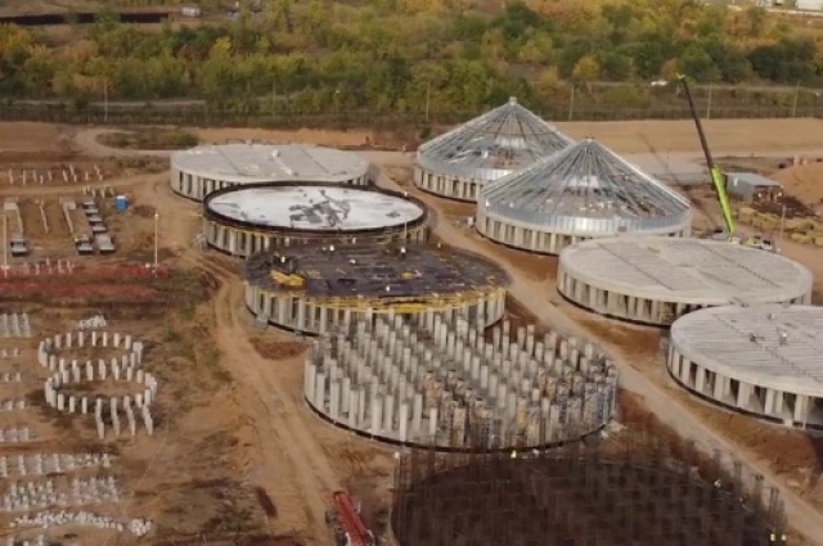    Предприятие строит в Бузулуке крупнейший в области маслоэкстракционный завод.