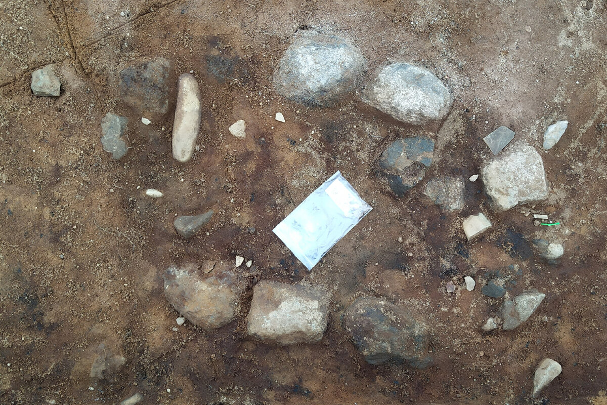 Тот же очаг. В пакет собраны образцы угля