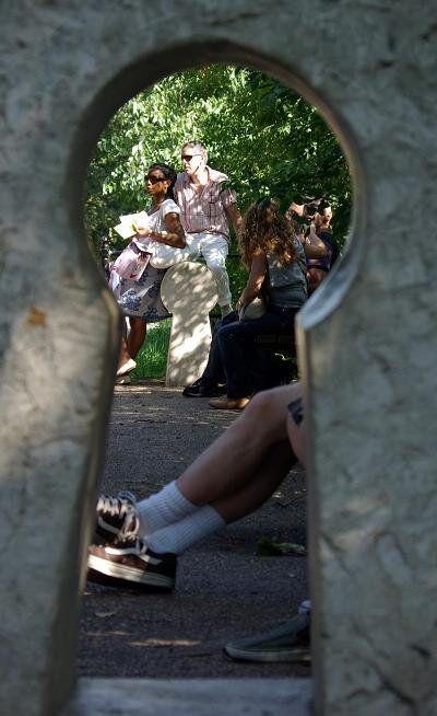 Наблюдение за соседями. Подсматривание в замочную скважину. Дверь с замочной скважиной. Человек заглядывает за дверь. Женщина заглядывает в дверь.